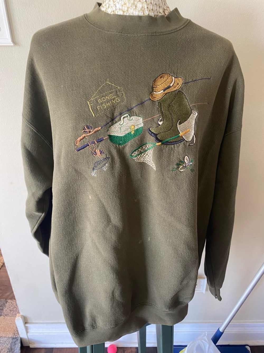 Vintage 90s Men's Olive Green Fishing Embroidered Crewneck Sweatshirt